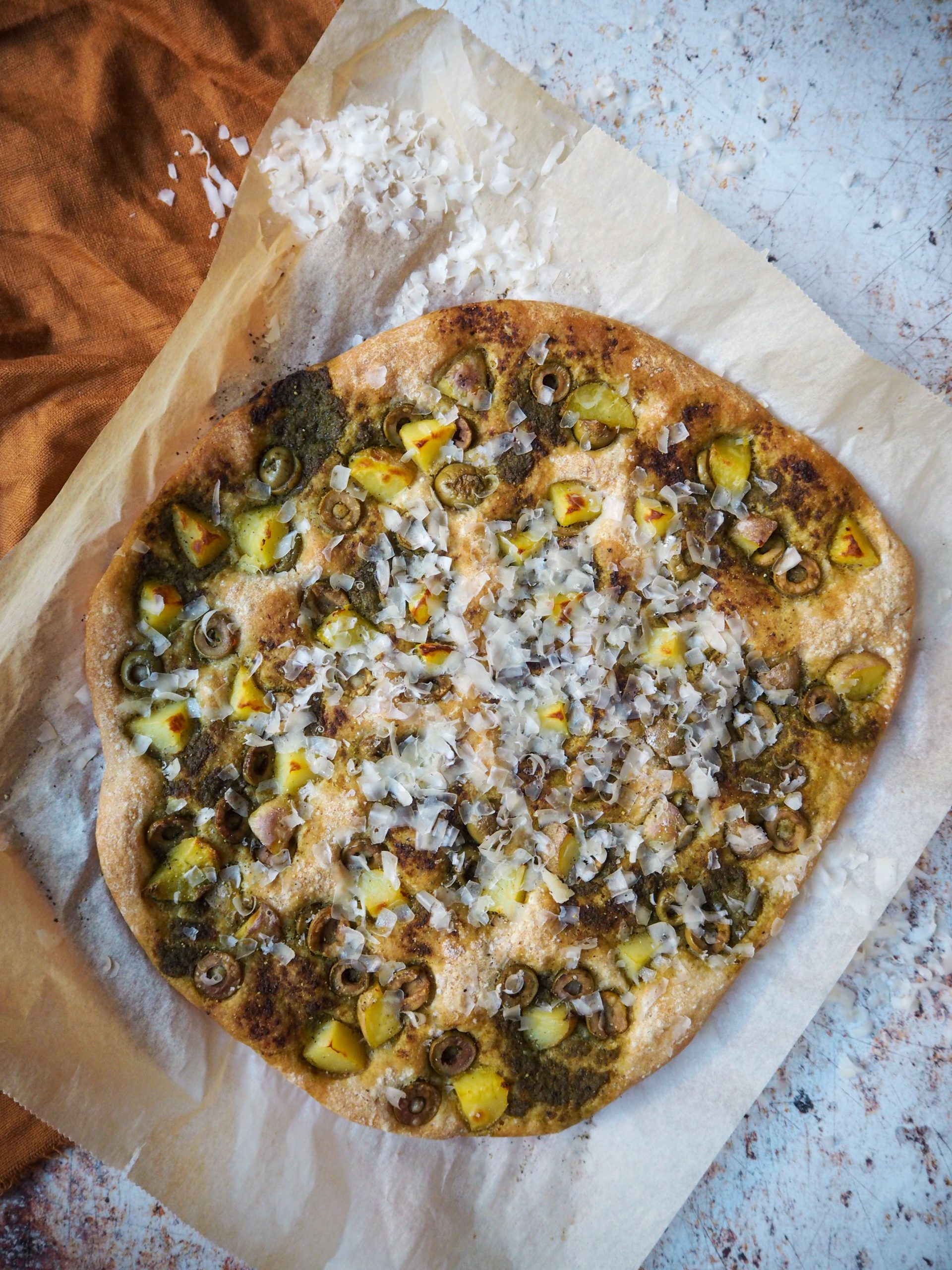 Madbrød med kartofler, oliven og pesto