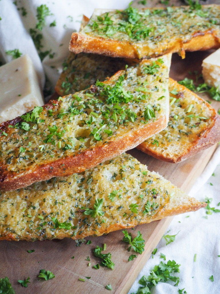 Snaskede hvidløgsbrød med parmesan og urter