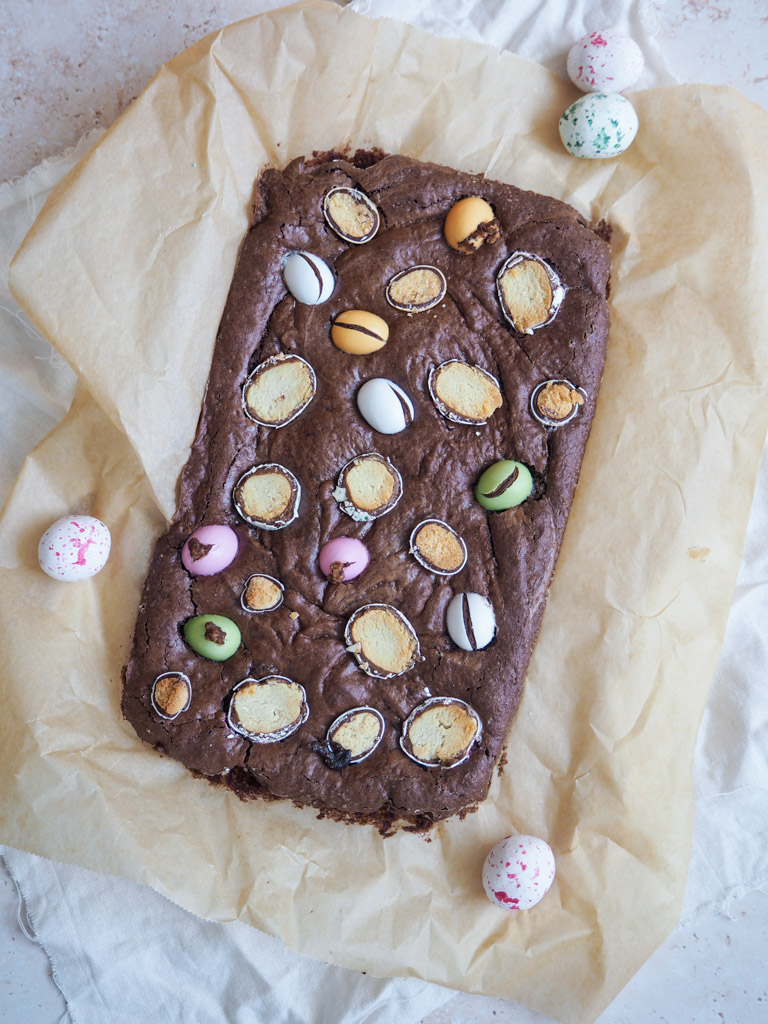 Snaskede brownies med marcipanæg