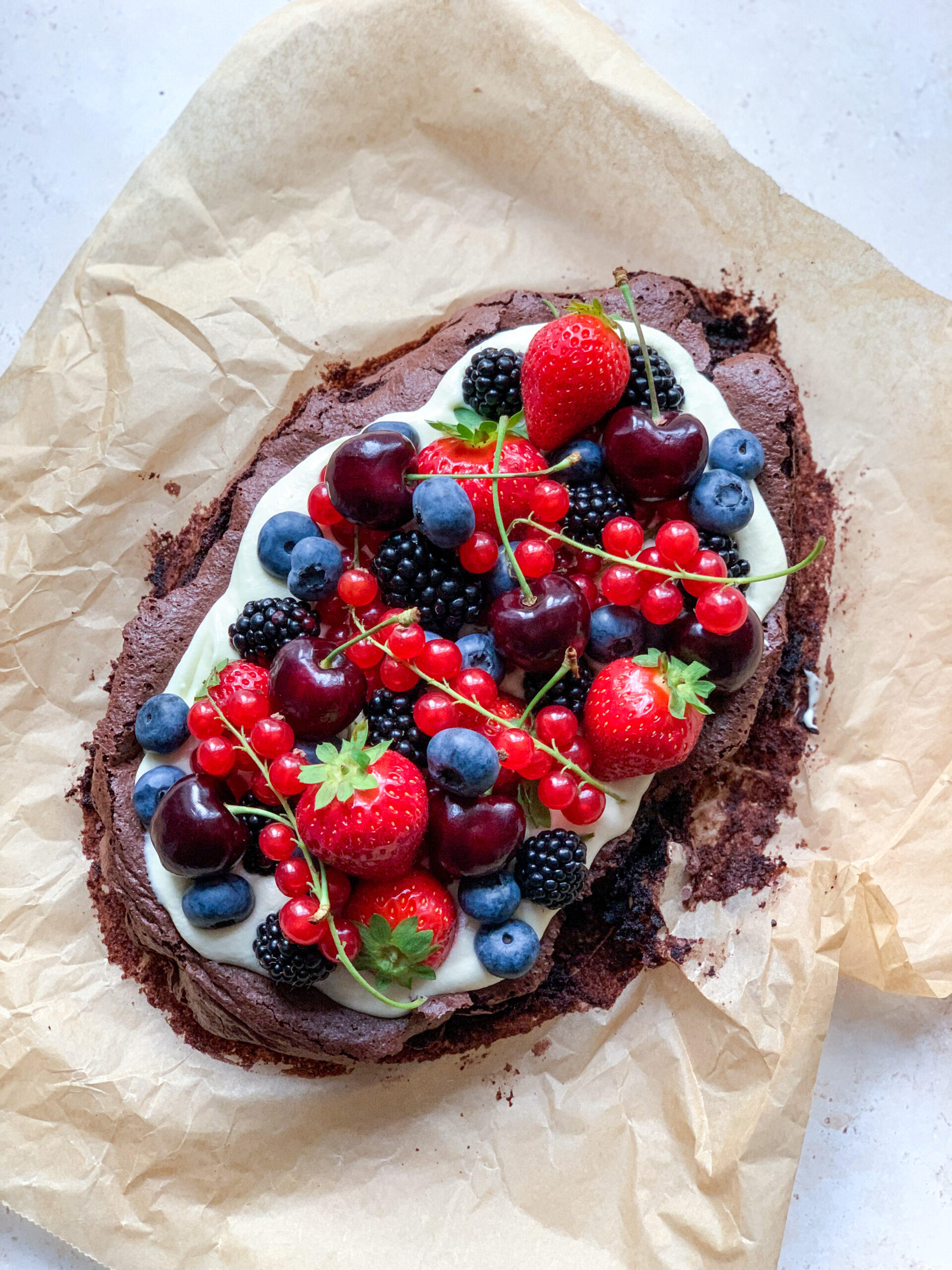 SNASKET CHOKOKAGE MED FRISK FRUGT OG HVID CHOKOLADECREME