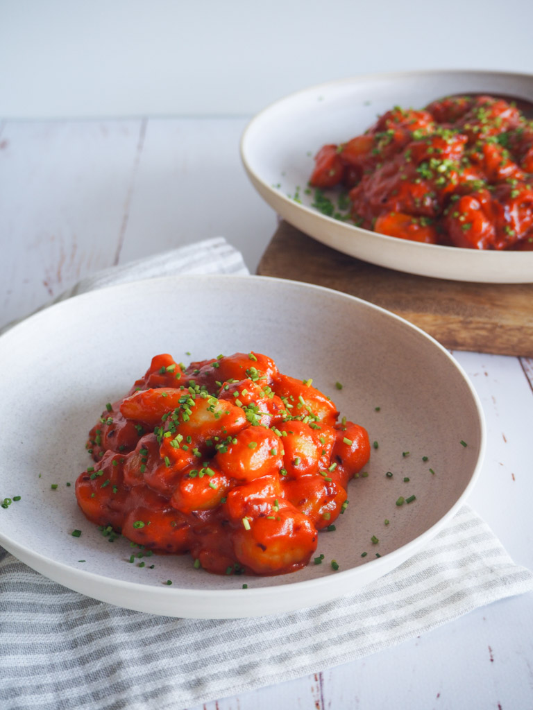 Gnocchi i spicy og cremet tomatsauce
