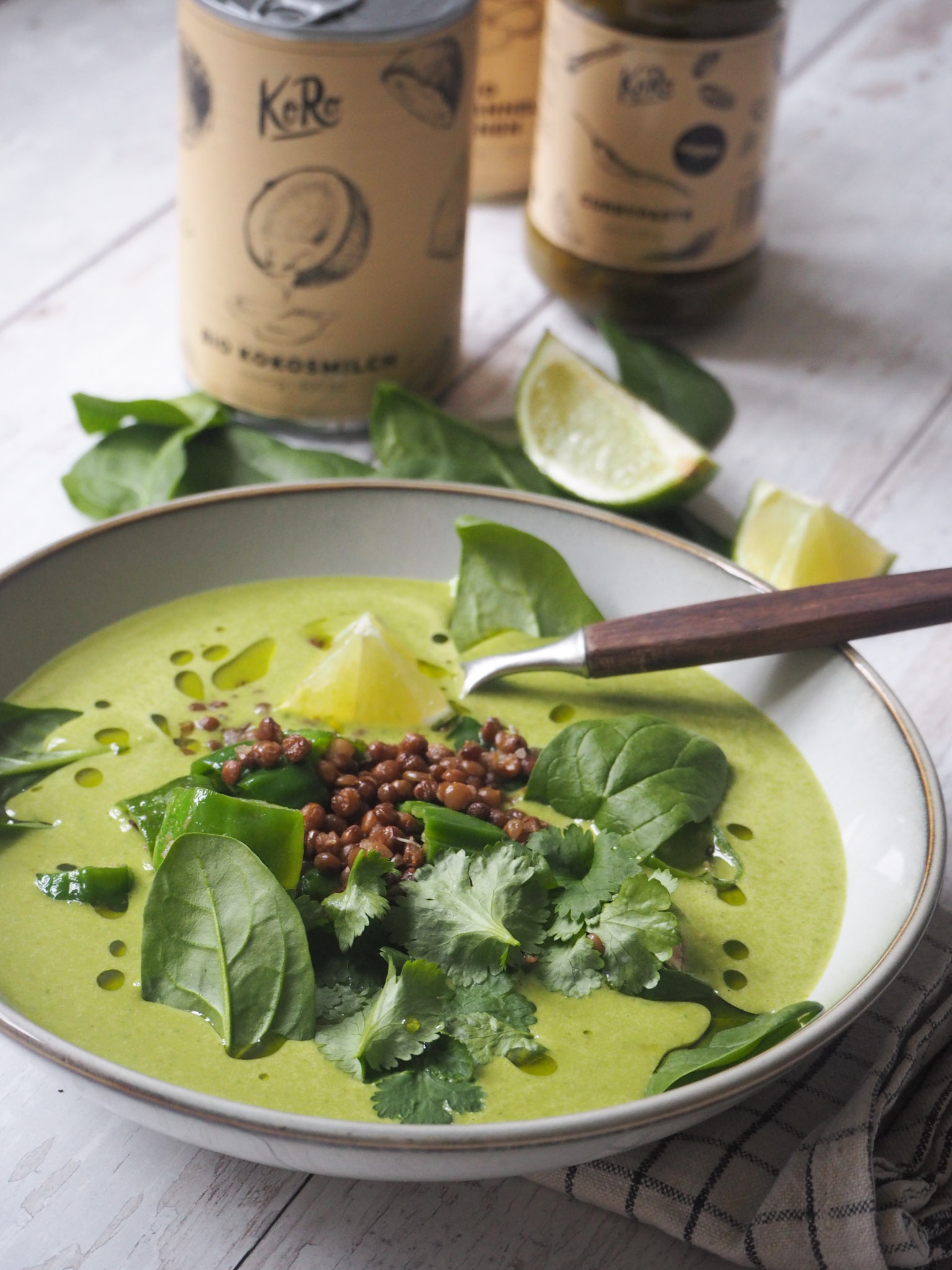 Spicy grøn karrysuppe med kokostmælk, linser og padrons