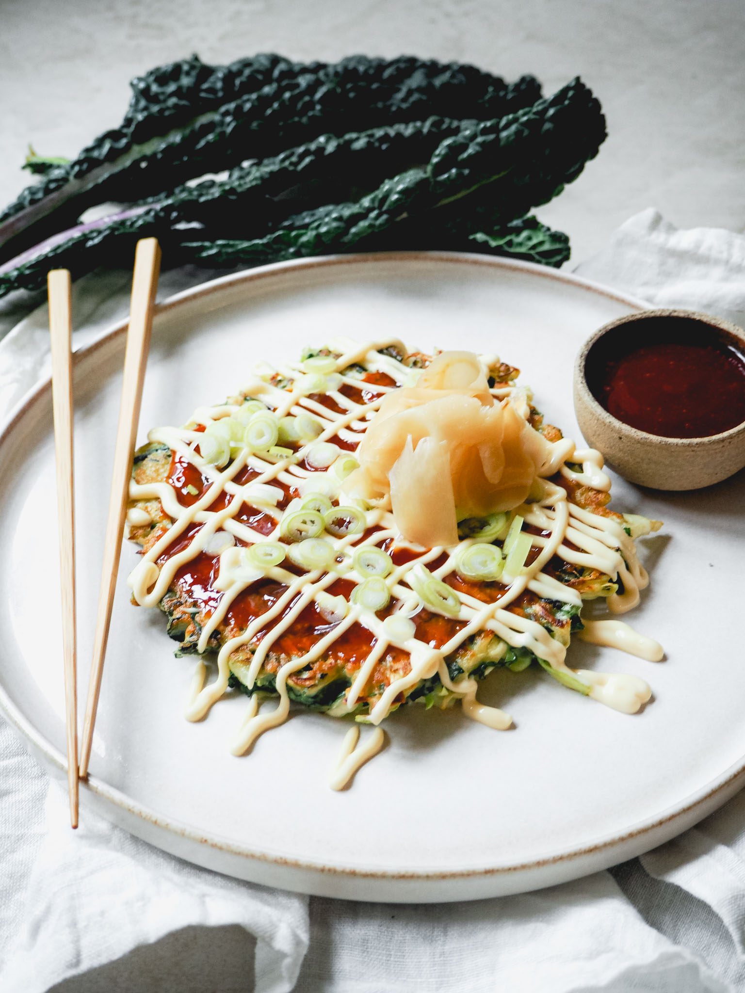 Okonomiyaki på palmekål med hjemmelavet okonomi-bbq
