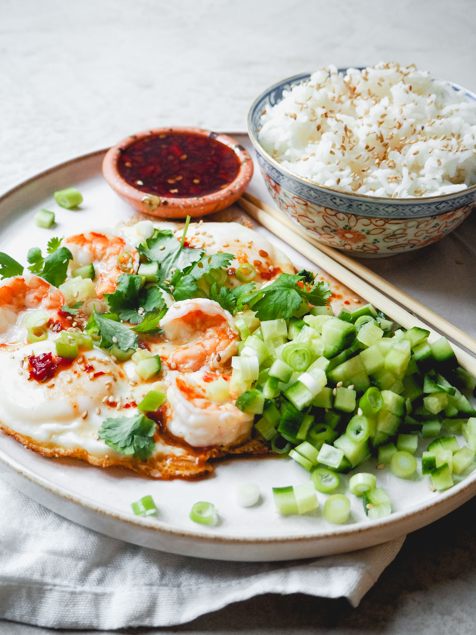 Asiatiske æg med tigerrejer, ris og spicy dippingsauce